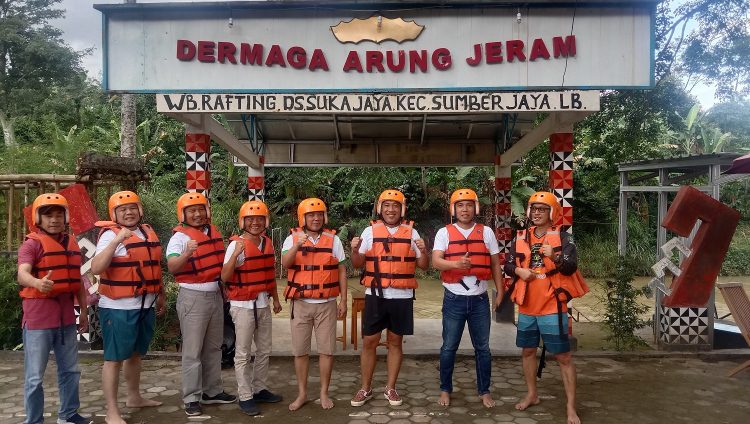 Bupati Tubaba Mencoba Sensasi Arung Jeram Way Besai. Sumber DSM