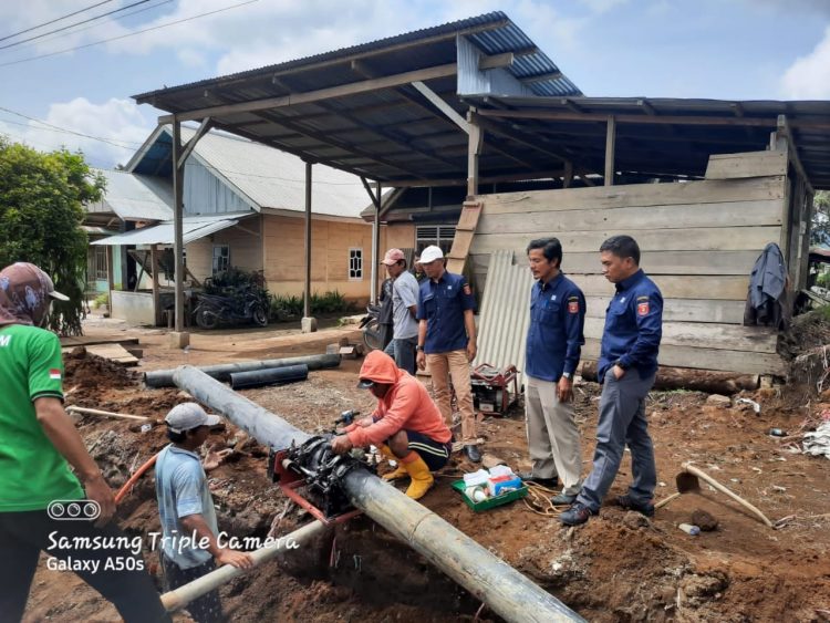 Direktur Perumda Limau Kunci Meninjau Perbaikan Jaringan Pipa HDPE di Hanakau Lambar. Sumber Perumda Limau Kunci